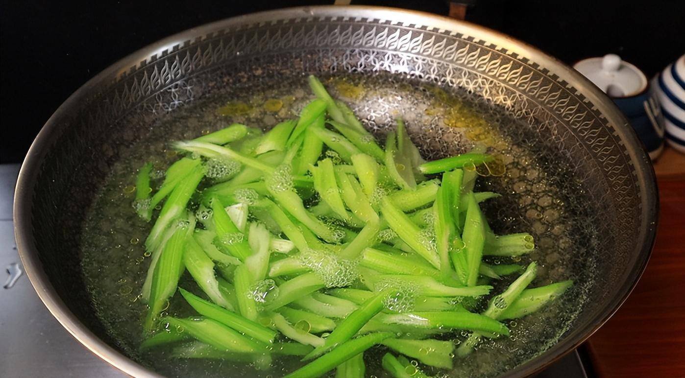 【芹菜叶的功效与作用,水煮芹菜叶的功效与作用】-第2张图片